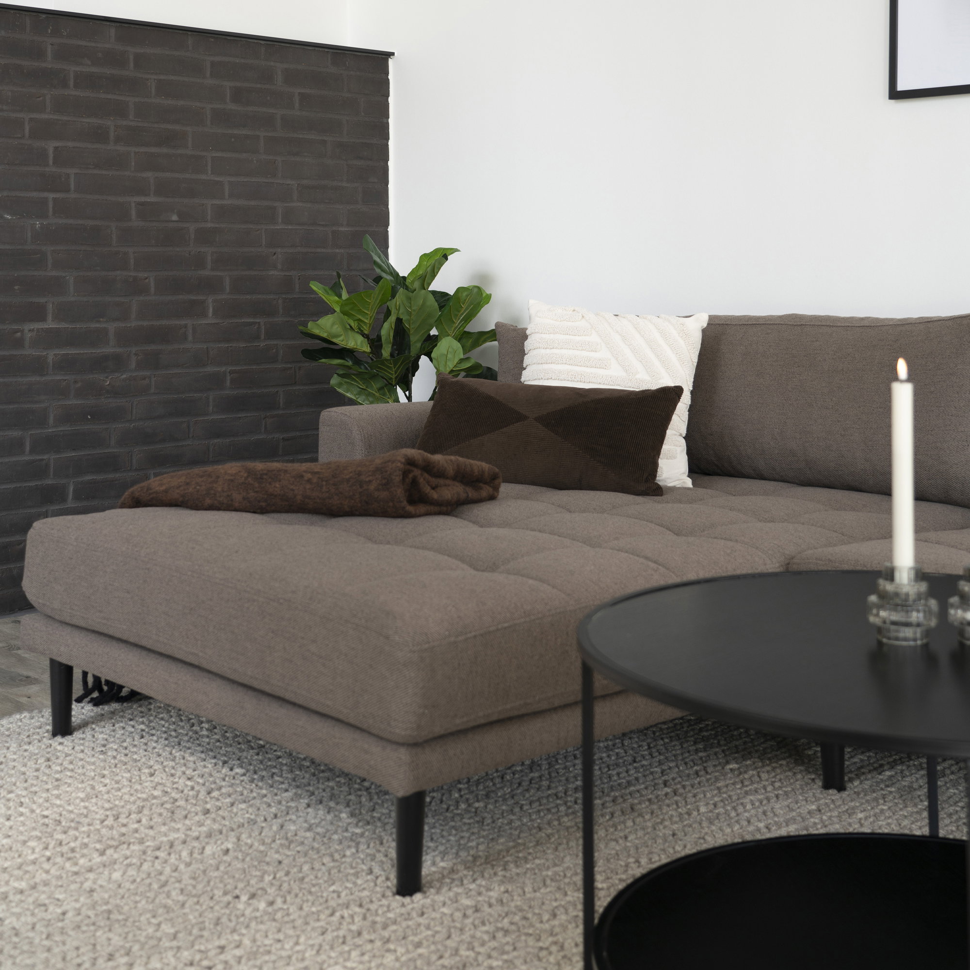 Lido Loungesofa, venstrevendt i brun med fire puder og sorte træben, HN1055 - Billede 5